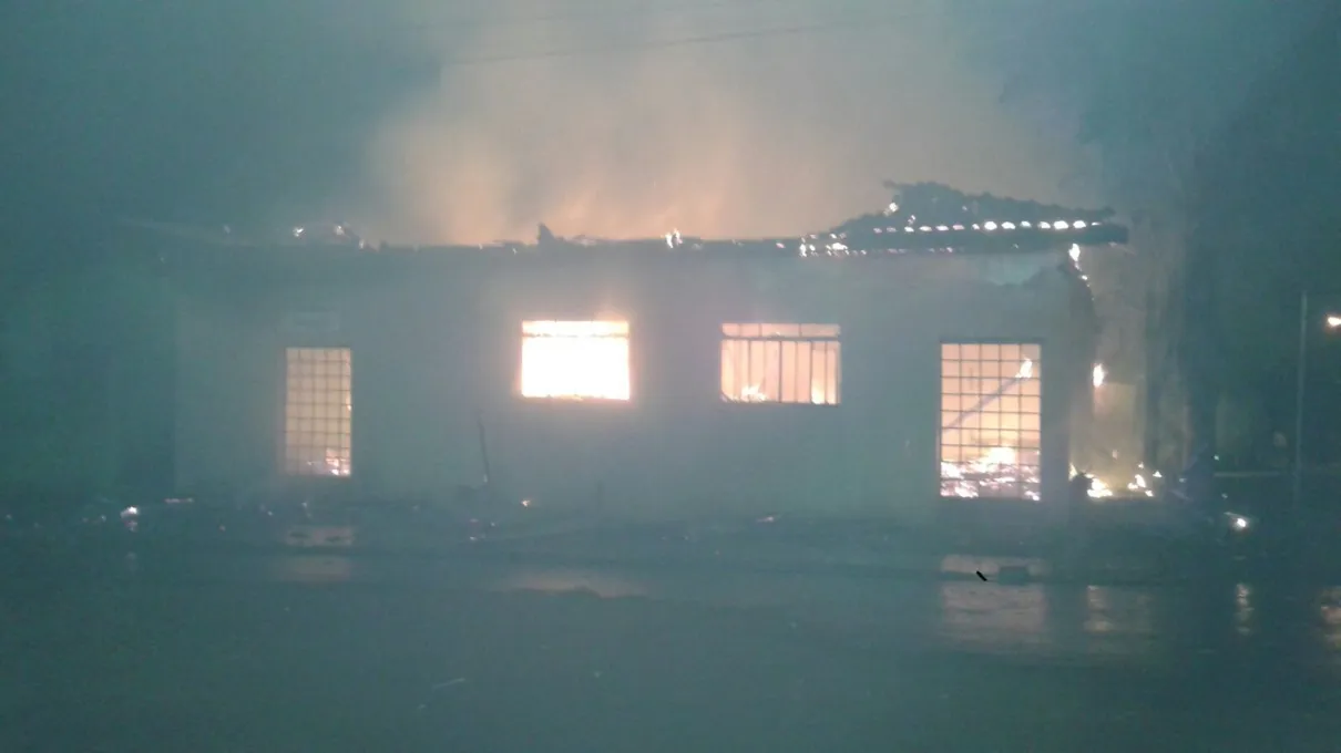 Incêndio destroi sede da Apae de Ariranha do Ivaí - Foto - Blog do Markinhos