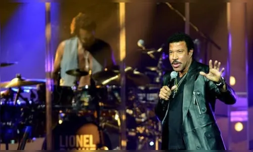 Com bigodão anos 70, Lionel Richie conquista plateia em show no Caribe
