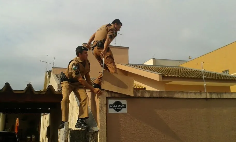 Policiais militares quando se mobilizavam para conter fuga de presos em Arapongas - Foto: Jabá