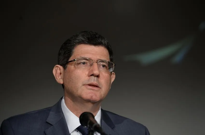 Na Espanha, Levy diz que Brasil deve rever gastos e número de ministérios
