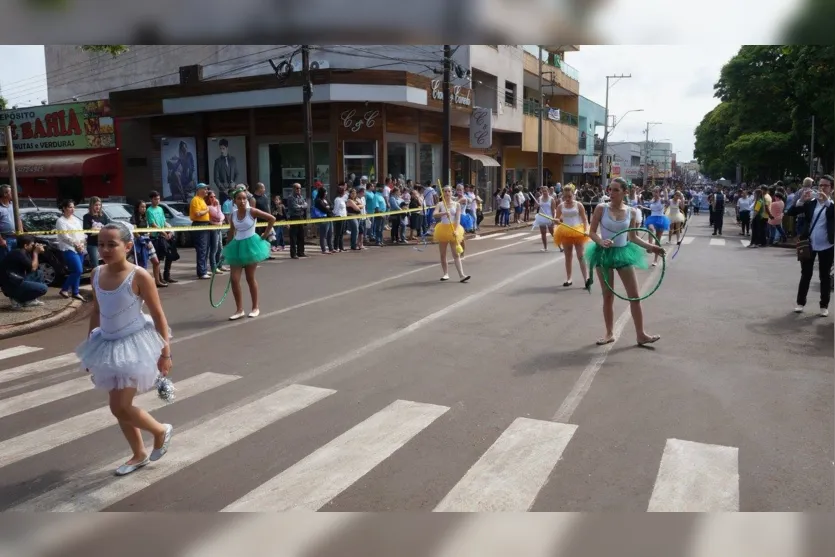 Desfile cívico reúne milhares de pessoas em Ivaiporã 