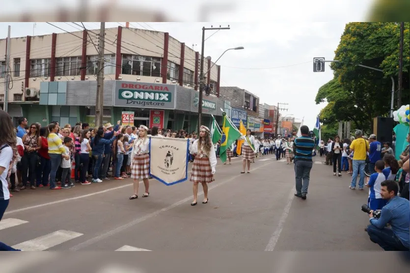 Desfile cívico reúne milhares de pessoas em Ivaiporã 