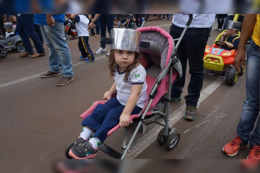 Desfile cívico reúne milhares de pessoas em Ivaiporã 