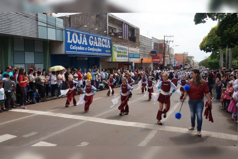 Desfile cívico reúne milhares de pessoas em Ivaiporã 