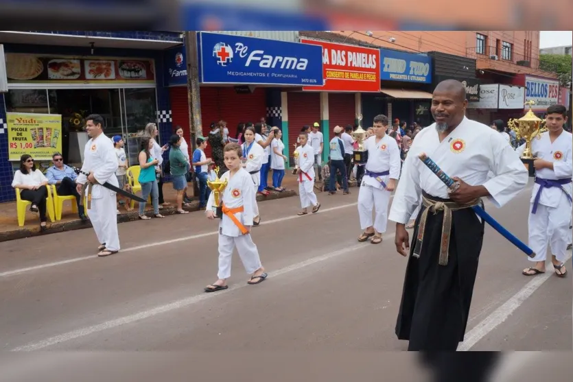 Desfile cívico reúne milhares de pessoas em Ivaiporã 