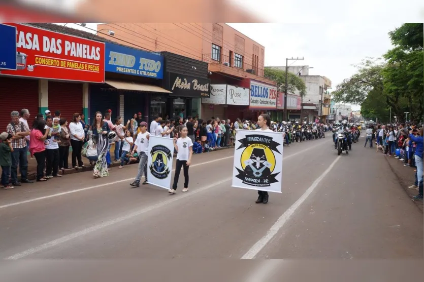 Desfile cívico reúne milhares de pessoas em Ivaiporã 