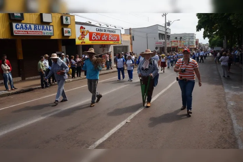 Desfile cívico reúne milhares de pessoas em Ivaiporã 