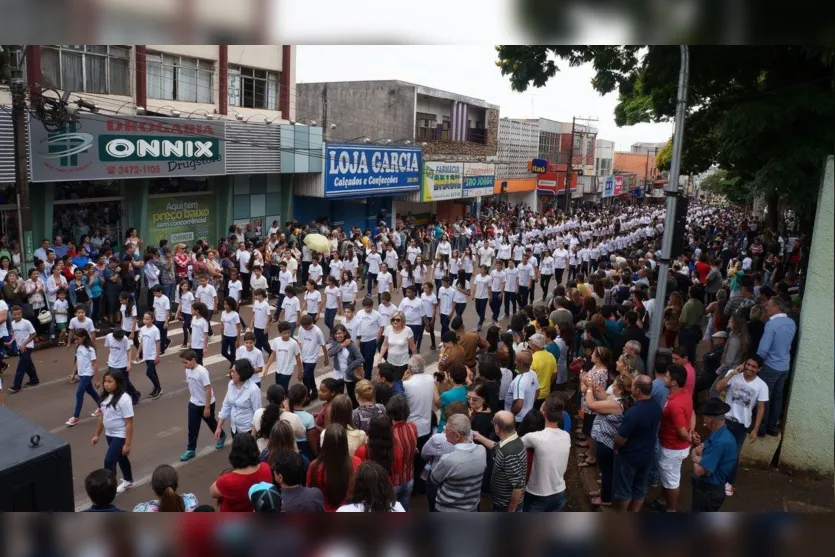 Desfile cívico reúne milhares de pessoas em Ivaiporã 