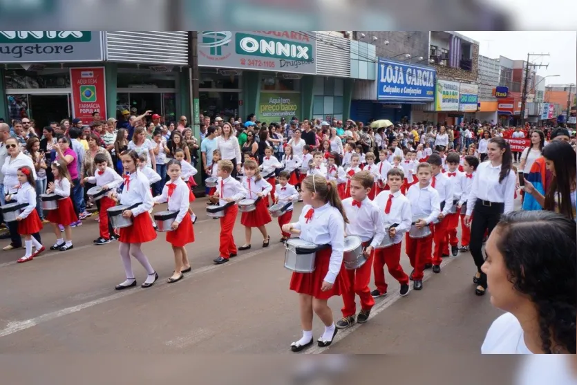 Desfile cívico reúne milhares de pessoas em Ivaiporã 