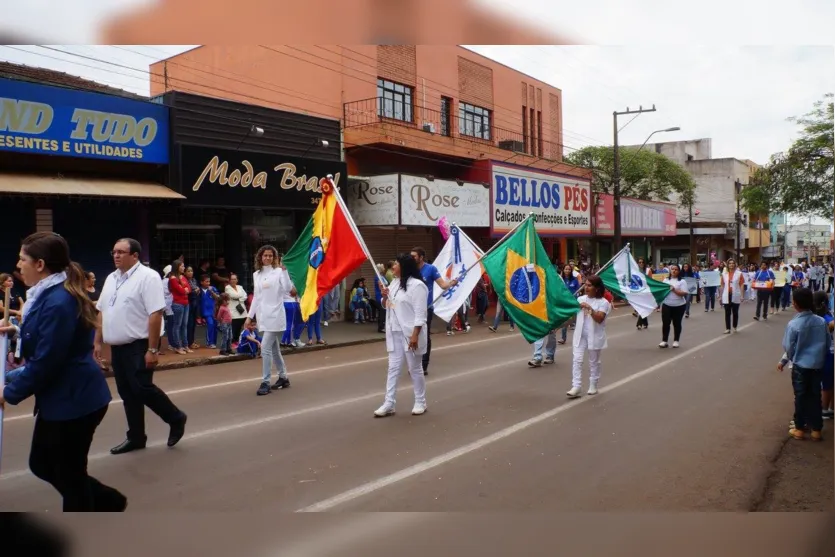 Desfile cívico reúne milhares de pessoas em Ivaiporã 