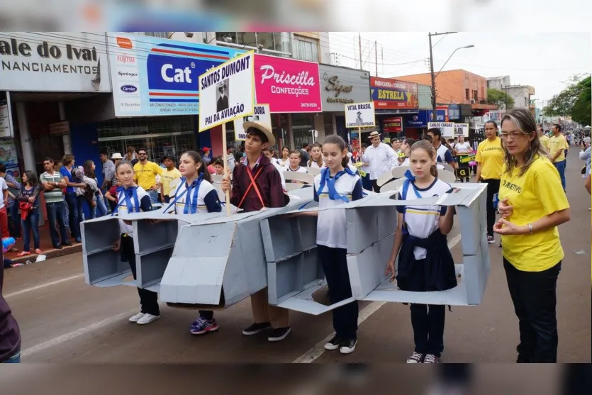 Desfile cívico reúne milhares de pessoas em Ivaiporã 