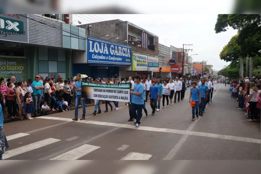 Desfile cívico reúne milhares de pessoas em Ivaiporã 