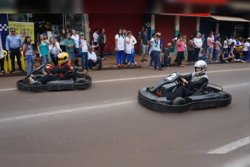 Desfile cívico reúne milhares de pessoas em Ivaiporã 