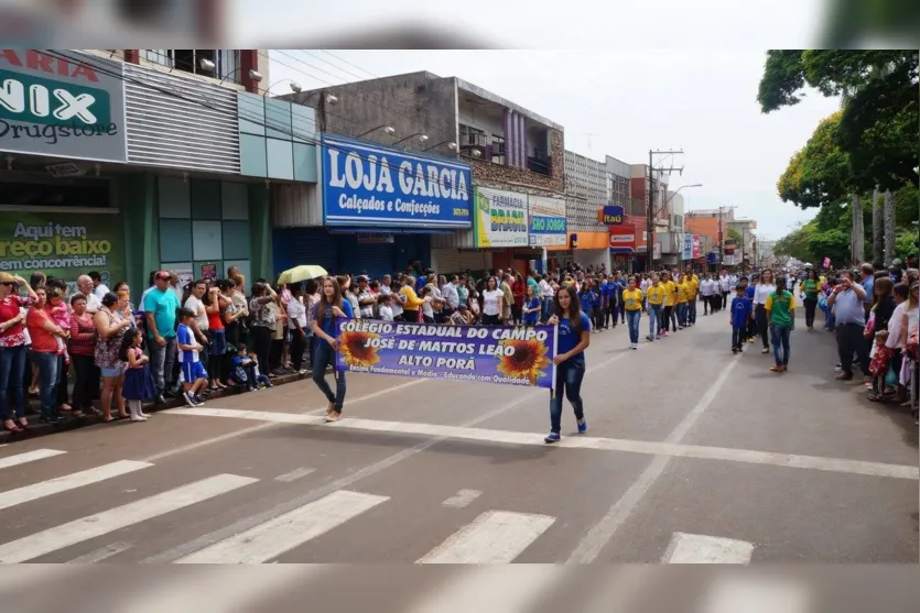 Desfile cívico reúne milhares de pessoas em Ivaiporã 