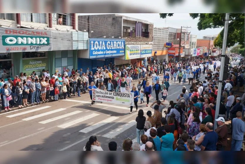 Desfile cívico reúne milhares de pessoas em Ivaiporã 