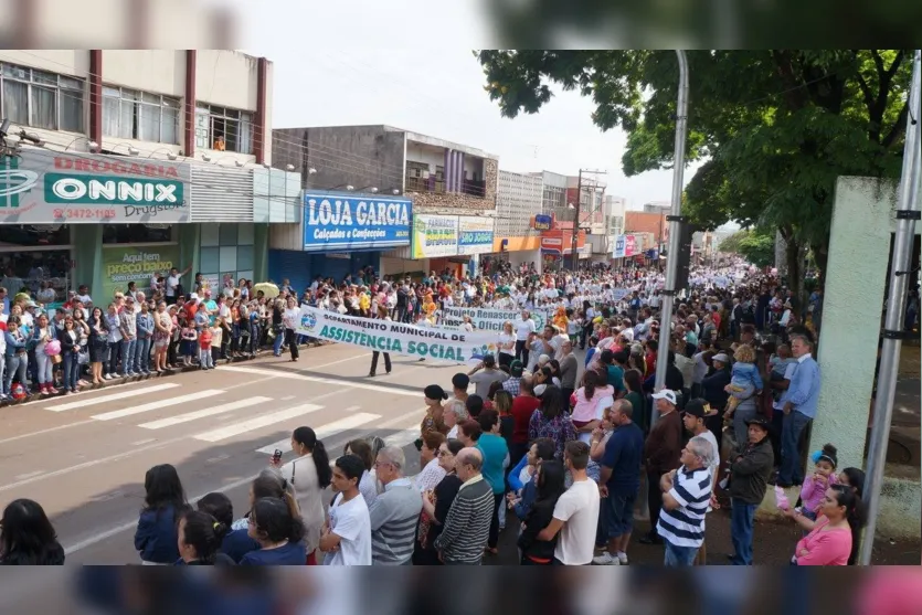  Mais de 13 mil pessoas prestigiaram o desfile em Ivaiporã (Fotos: Ivan Maldonado) 