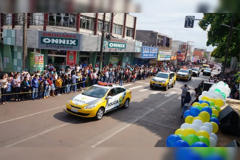 Desfile cívico reúne milhares de pessoas em Ivaiporã 