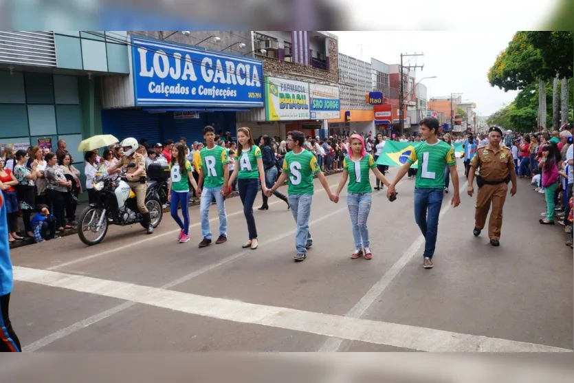 Desfile cívico reúne milhares de pessoas em Ivaiporã 