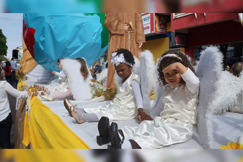 Desfile cívico reúne milhares de pessoas em Ivaiporã 