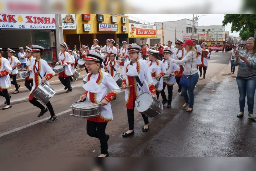 Desfile cívico reúne milhares de pessoas em Ivaiporã 