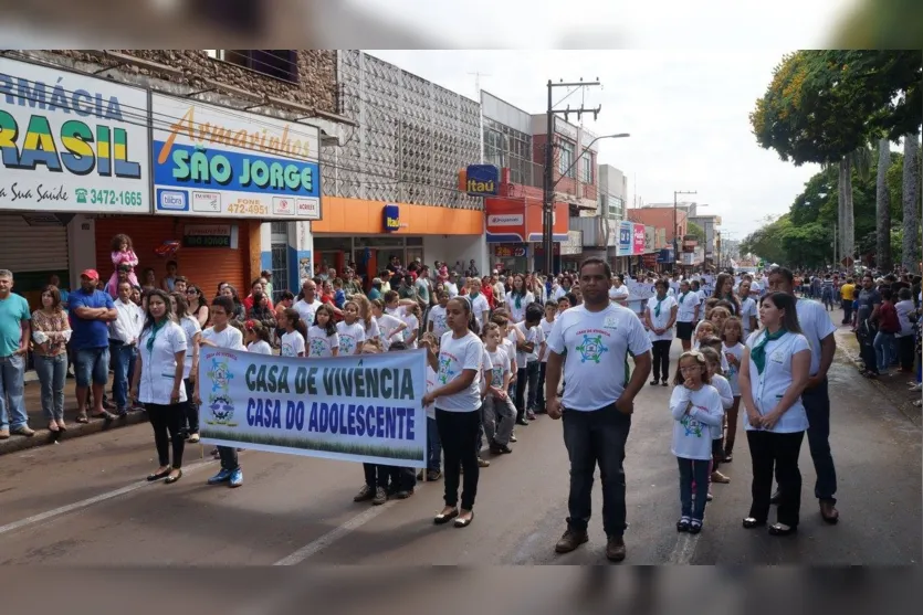 Desfile cívico reúne milhares de pessoas em Ivaiporã 
