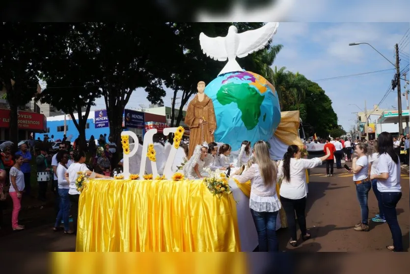 Desfile cívico reúne milhares de pessoas em Ivaiporã 