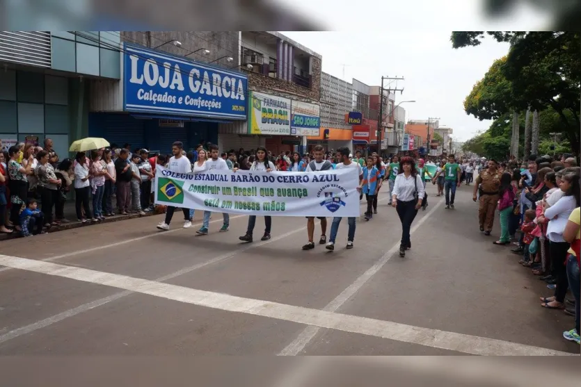 Desfile cívico reúne milhares de pessoas em Ivaiporã 