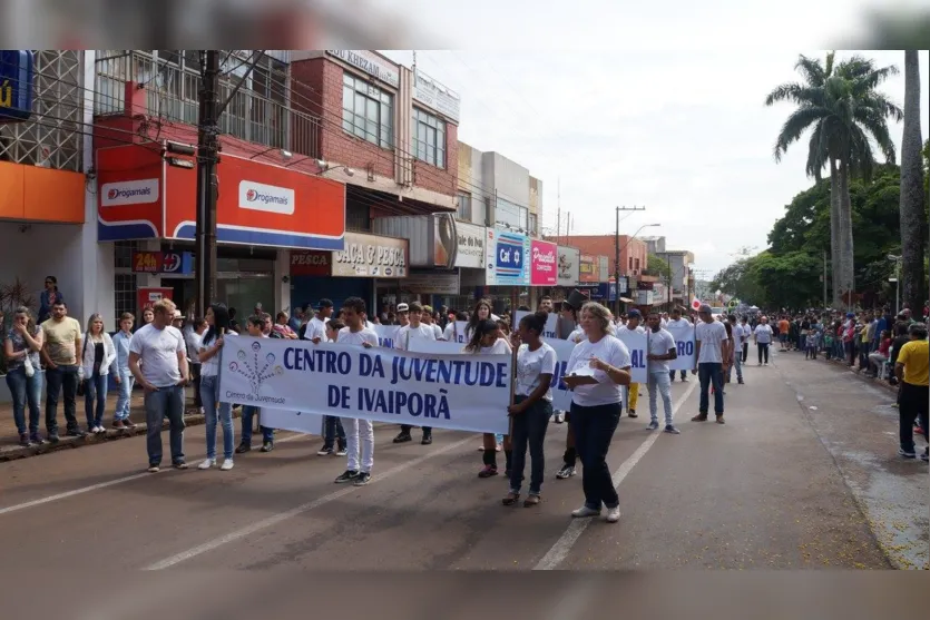 Desfile cívico reúne milhares de pessoas em Ivaiporã 