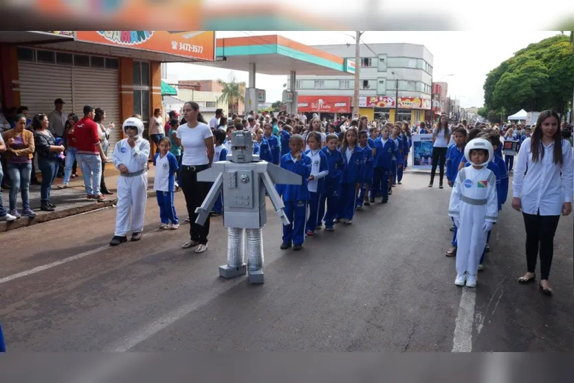 Desfile cívico reúne milhares de pessoas em Ivaiporã 