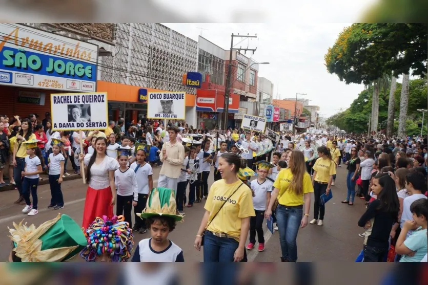 Desfile cívico reúne milhares de pessoas em Ivaiporã 