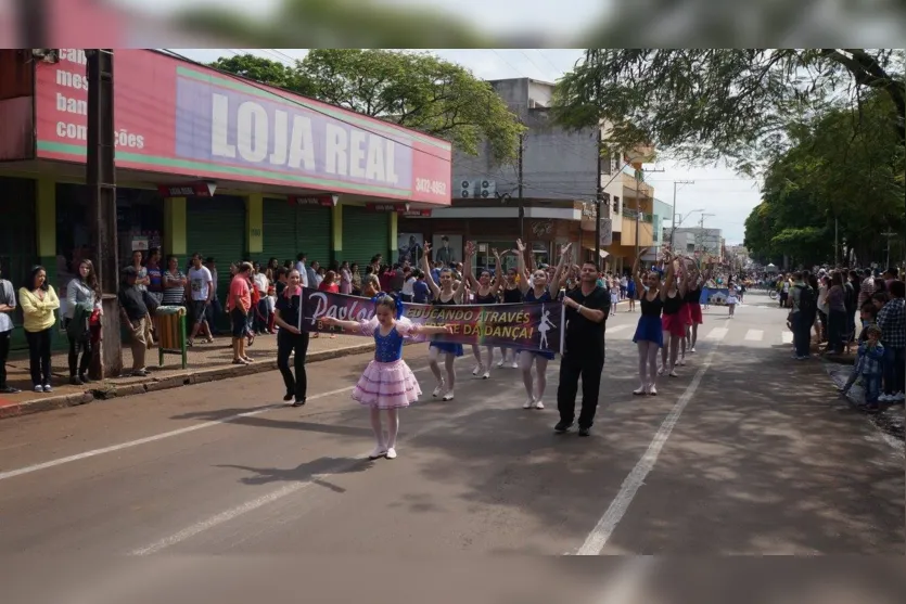 Desfile cívico reúne milhares de pessoas em Ivaiporã 