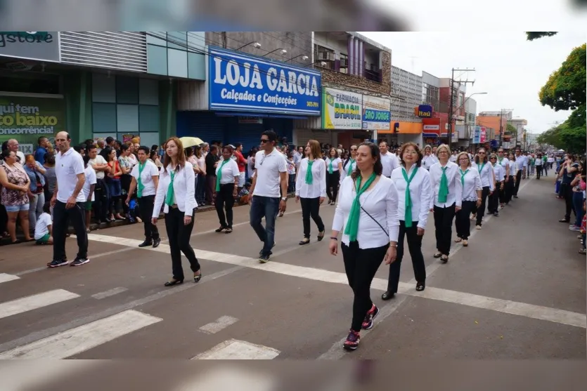 Desfile cívico reúne milhares de pessoas em Ivaiporã 