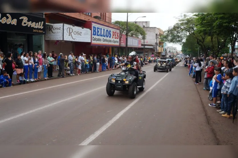 Desfile cívico reúne milhares de pessoas em Ivaiporã 