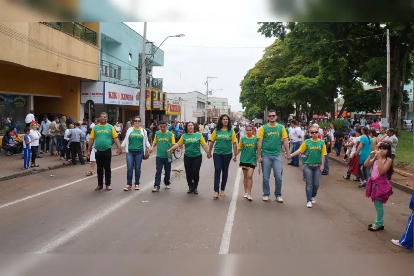 Desfile cívico reúne milhares de pessoas em Ivaiporã 