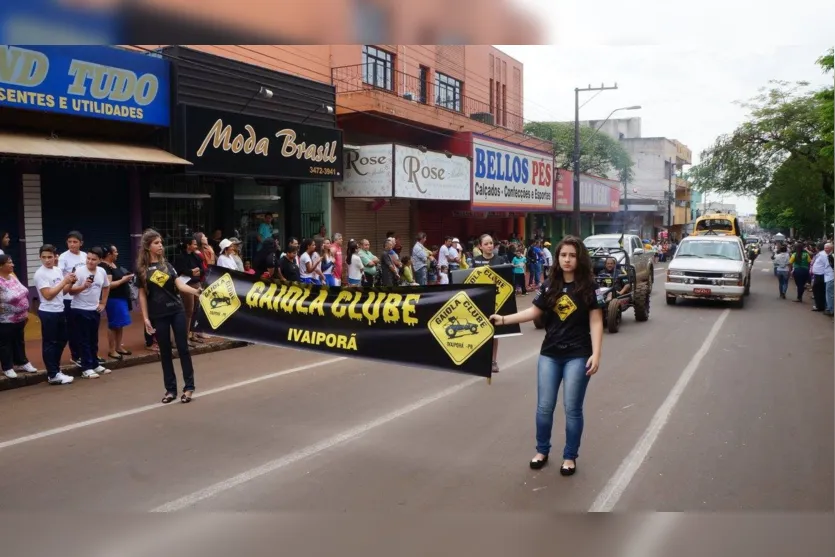 Desfile cívico reúne milhares de pessoas em Ivaiporã 