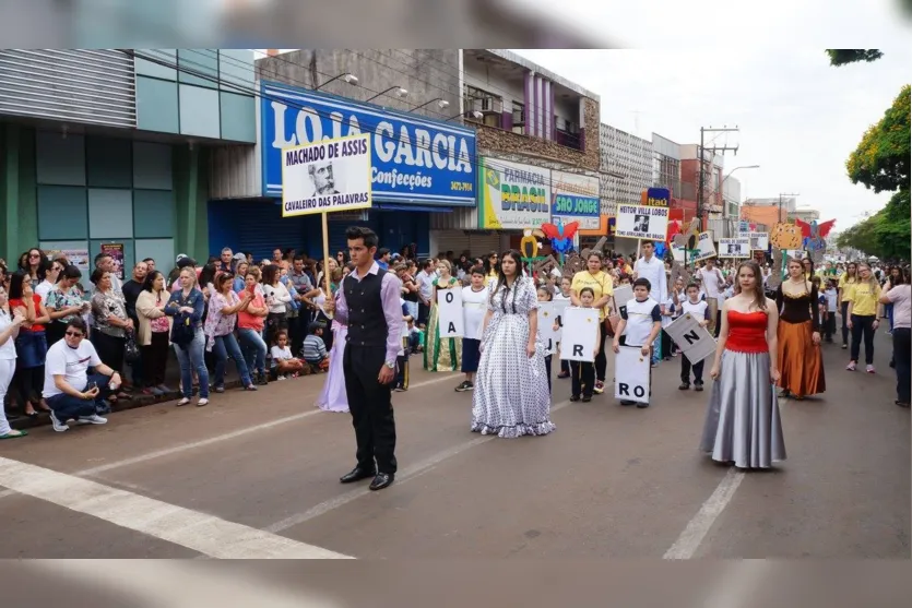Desfile cívico reúne milhares de pessoas em Ivaiporã 