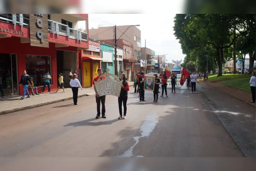 Desfile cívico reúne milhares de pessoas em Ivaiporã 