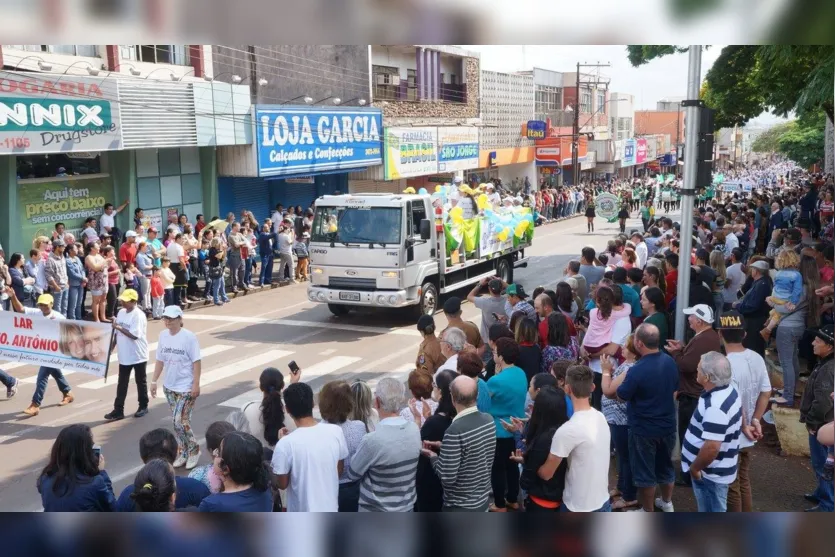 Desfile cívico reúne milhares de pessoas em Ivaiporã 