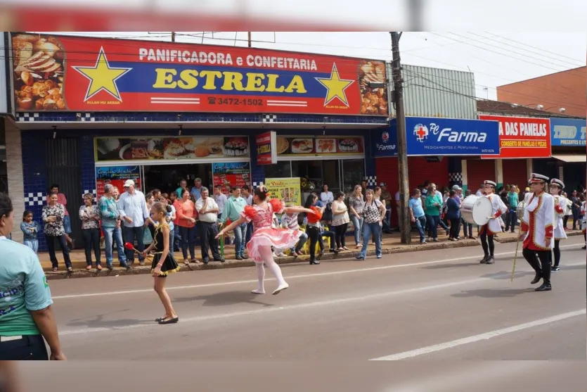 Desfile cívico reúne milhares de pessoas em Ivaiporã 