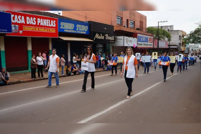 Desfile cívico reúne milhares de pessoas em Ivaiporã 