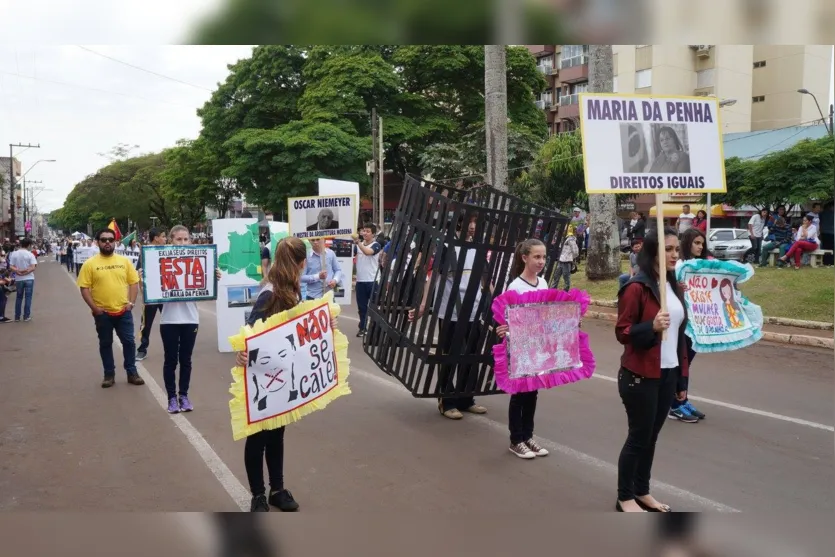 Desfile cívico reúne milhares de pessoas em Ivaiporã 