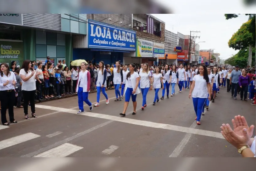 Desfile cívico reúne milhares de pessoas em Ivaiporã 