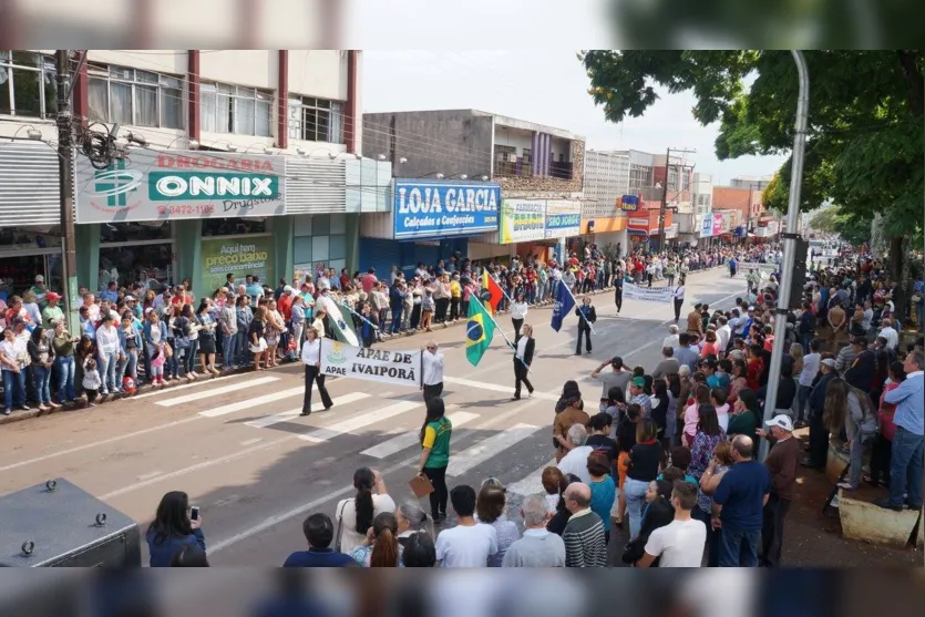 Desfile cívico reúne milhares de pessoas em Ivaiporã 