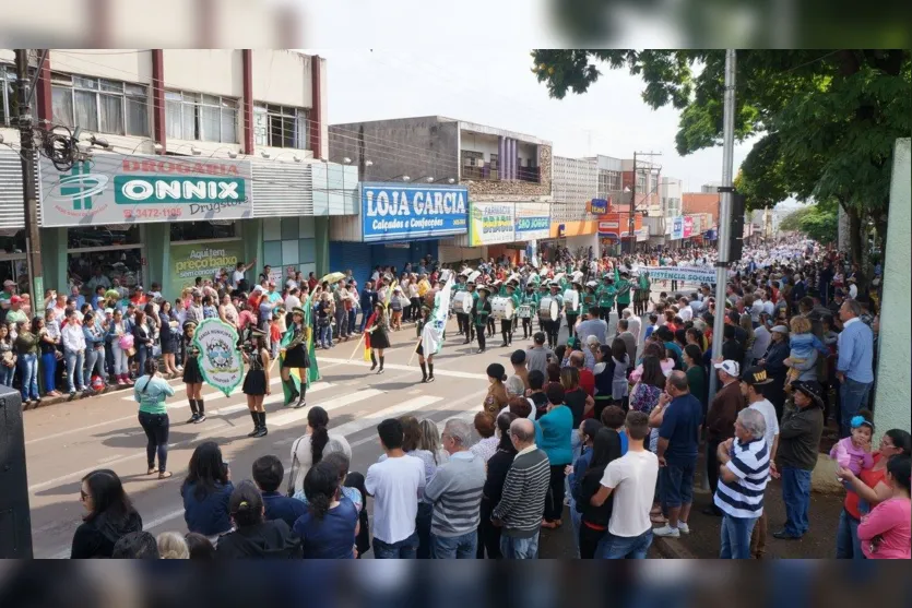 Desfile cívico reúne milhares de pessoas em Ivaiporã 
