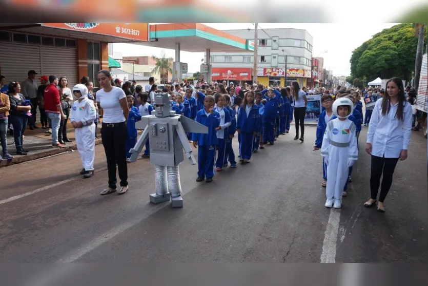 Desfile cívico reúne milhares de pessoas em Ivaiporã 