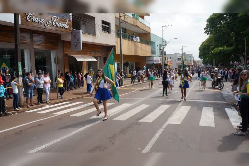 Desfile cívico reúne milhares de pessoas em Ivaiporã 