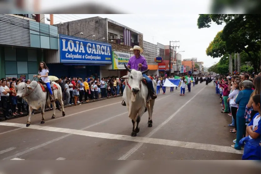 Desfile cívico reúne milhares de pessoas em Ivaiporã 