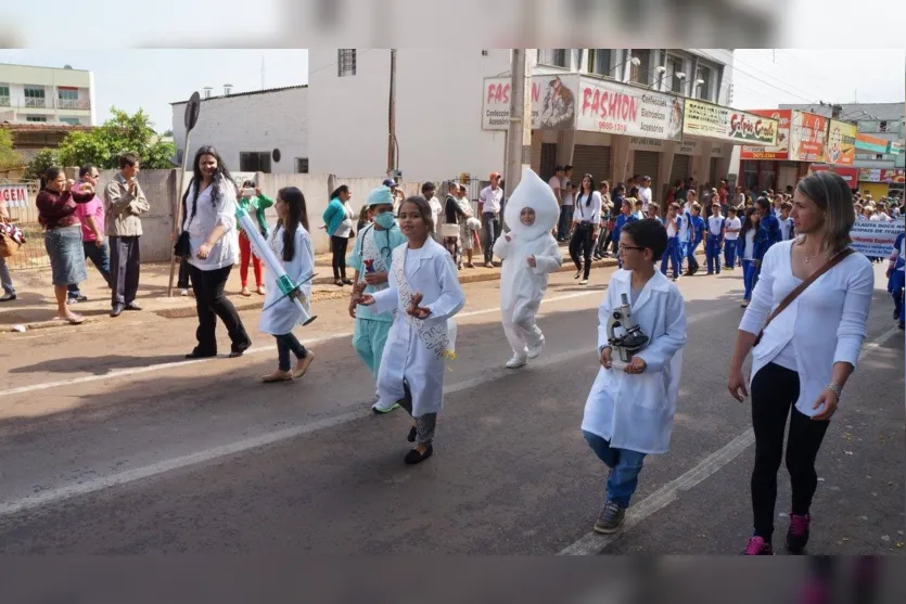 Desfile cívico reúne milhares de pessoas em Ivaiporã 