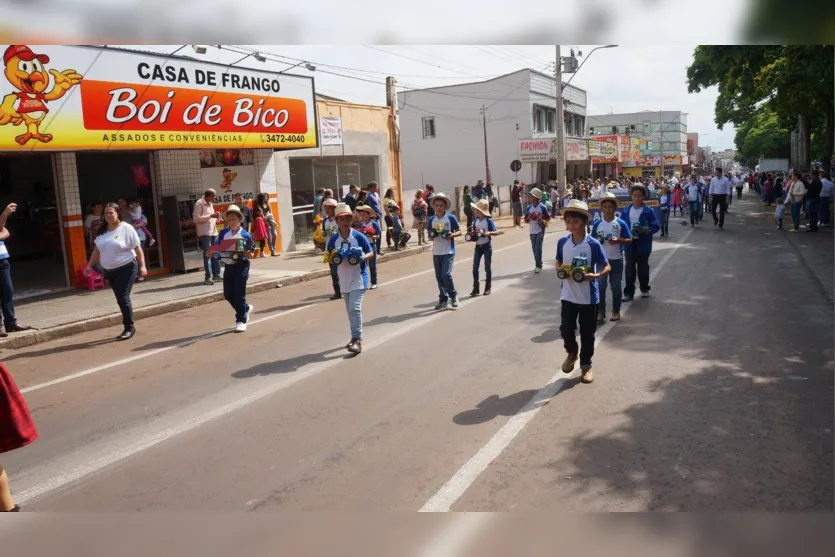 Desfile cívico reúne milhares de pessoas em Ivaiporã 
