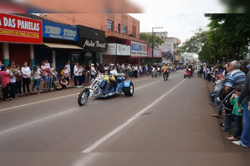 Desfile cívico reúne milhares de pessoas em Ivaiporã 